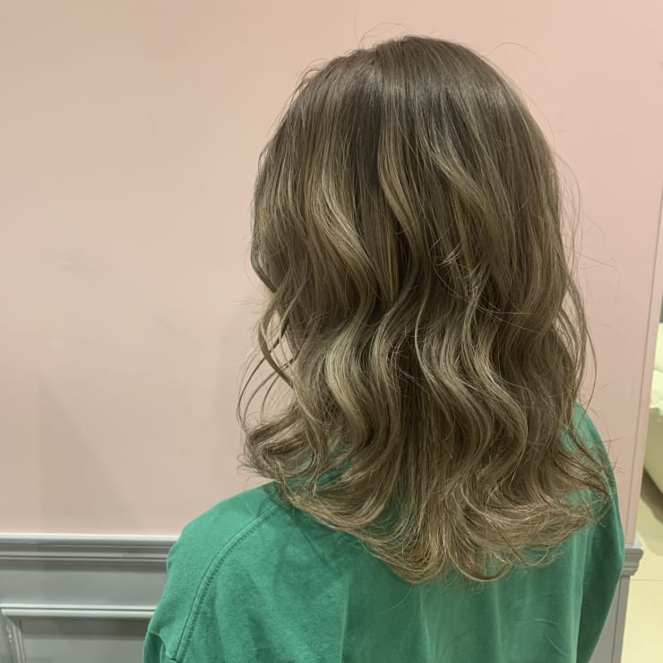 ハイライトグラデーションカラー Beautrium 梅田 ビュートリアム のヘアスタイル 美容院 美容室を予約するなら楽天ビューティ