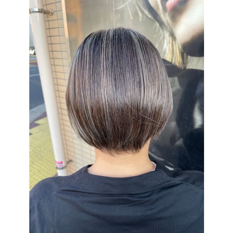 ハイライトカラー ボブ カーキグレージュ 大人かわいい 稲毛 Jujur ジュジュル のヘアスタイル 美容院 美容室を予約するなら楽天ビューティ