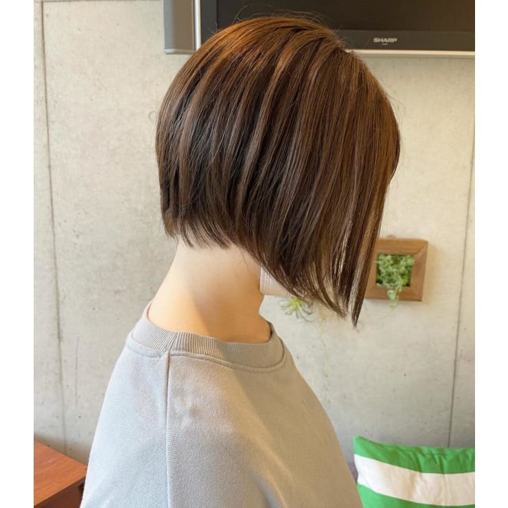 アッシュベージュの前下がりショートボブ Emu International 春日部本店 エムインターナショナル のヘアスタイル 美容院 美容室を予約するなら楽天ビューティ