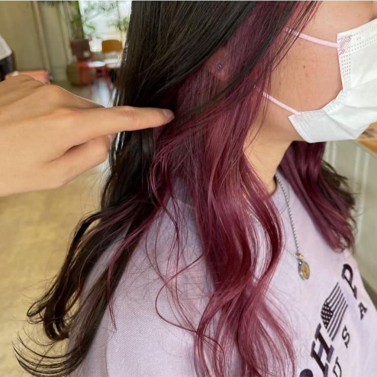 Chester インナーカラー チェリーピンク Chester チェスター のヘアスタイル 美容院 美容室を予約するなら楽天ビューティ