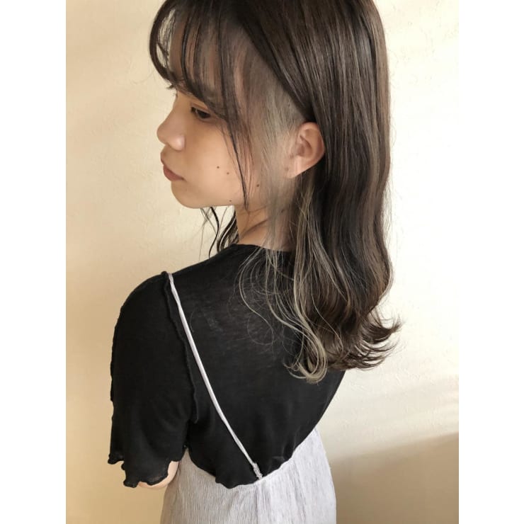 モードなインナーカラーベージュ地毛風暗髪黒髪グレーカラー Unique X Kenje 町田 ユニークバイケンジ マチダ のヘアスタイル 美容院 美容室を予約するなら楽天ビューティ