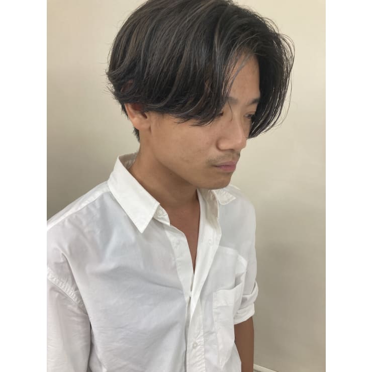 メンズセンターパート グレージュカラー ハイライトパーマ Hair Ales Harajuku ヘアーアレス ハラジュク のヘアスタイル 美容院 美容室を予約するなら楽天ビューティ