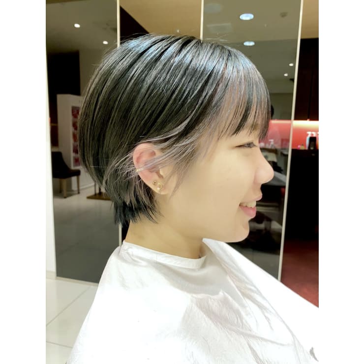前髪インナーカラー ショートボブ Atoz大船 アズオオフナ のヘアスタイル 美容院 美容室を予約するなら楽天ビューティ