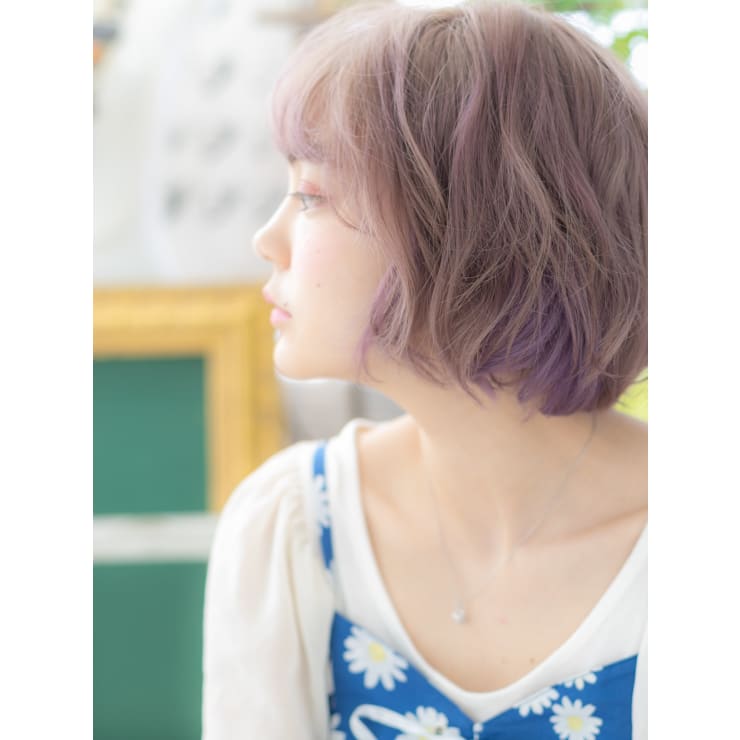 インナーカラーピンクくせ毛風小顔ハイライト オン眉ショート Cover Hair Bliss 北浦和西口店 カバーヘアブリス キタウラワニシグチテン のヘアスタイル 美容院 美容室を予約するなら楽天ビューティ