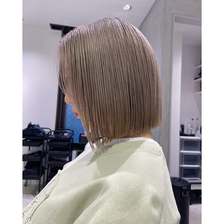 ミルクティーベージュお洒落ボブぱっつんケアブリーチ Yoke ヨーク のヘアスタイル 美容院 美容室を予約するなら楽天ビューティ