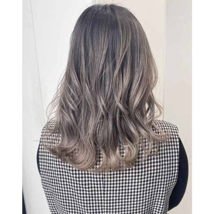 アッシュグレージュのナチュラルグラデーションカラー Siesta By Amble Luxe シエスタ バイ アンブルリュクス のヘアスタイル 美容院 美容室を予約するなら楽天ビューティ