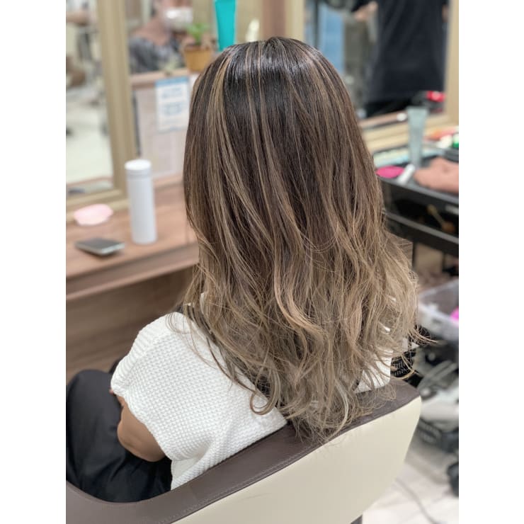 バレイヤージュで作るミルクティーベージュ Ash 池上店 アッシュイケガミテン のヘアスタイル 美容院 美容室を予約するなら楽天ビューティ