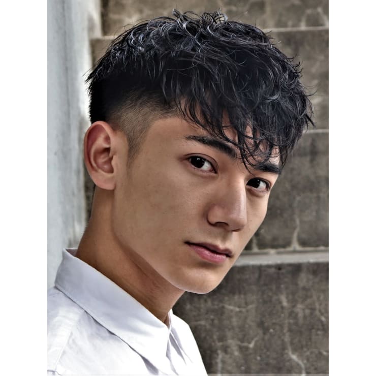 メンズ フェードカットスパイラルパーマ Guzzle 原宿店 ガズル のヘアスタイル 美容院 美容室を予約するなら楽天ビューティ