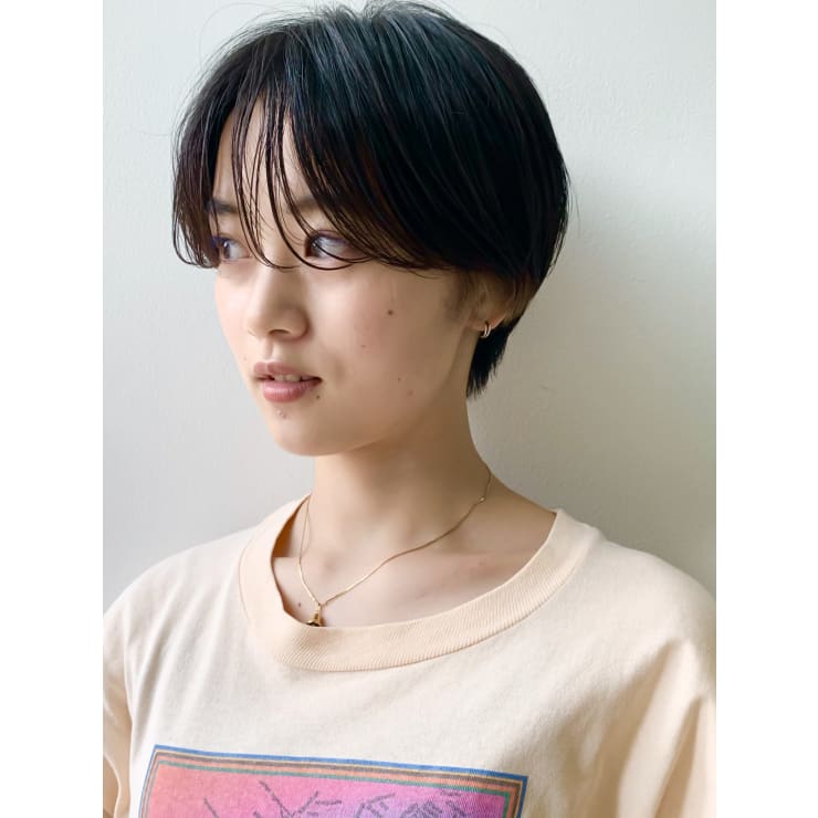 手入れ簡単 前髪長めのハンサムショート Beautrium 青山 ビュートリアム アオヤマ のヘアスタイル 美容院 美容室を予約するなら楽天ビューティ