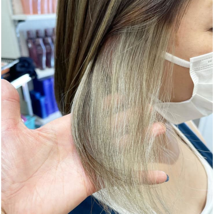 30代女性 ホワイトベージュのインナーカラー ｃｒｅａ能見台 クレアノウケンダイ のヘアスタイル 美容院 美容室を予約するなら楽天ビューティ