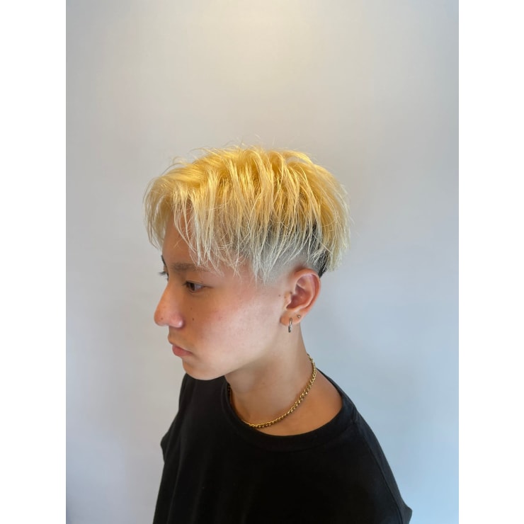 金髪センターパート 須磨 板宿 メンズ専門美容院 インフィニィト インフィニィト のヘアスタイル 美容院 美容室を予約するなら楽天ビューティ