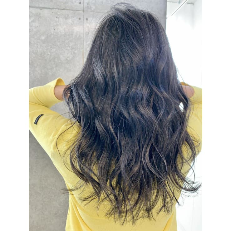 豊塚 脱白髪染め ハイライトカラーで話題のグレイヘアに Sweep 平尾 スウィープ ヒラオ のヘアスタイル 美容院 美容室を予約するなら楽天ビューティ