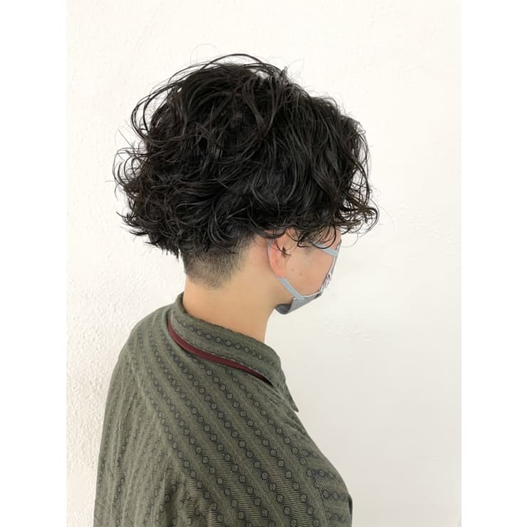 メンズパーマ スパイラルパーマ カーリーヘア センターパート Ungu Roire アングゥロアール のヘアスタイル 美容院 美容室を予約するなら楽天ビューティ