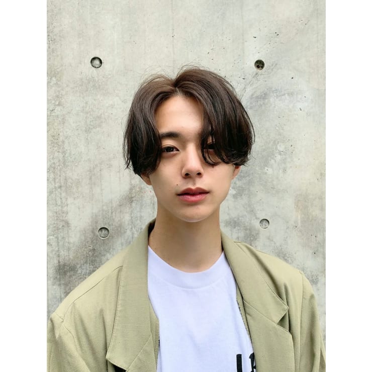 前下がりセンターパート ニュアンスパーマ トランクスヘア Men S Hair Tokyo 表参道 メンズヘア トーキョー オモテサンドウ のヘアスタイル 美容院 美容室を予約するなら楽天ビューティ