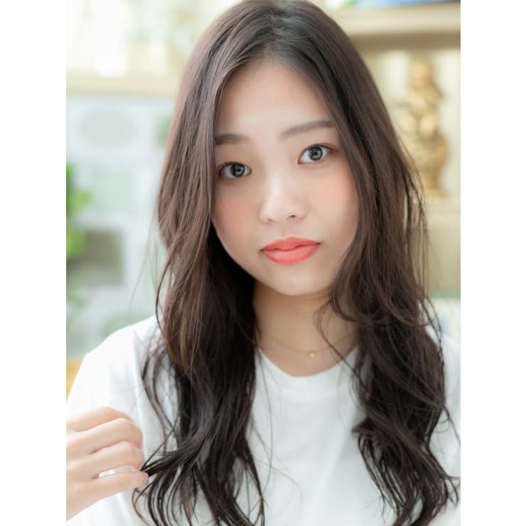 黒髪バレイヤージュくせ毛風大人巻きロング グレイアッシュ Cover Hair Bliss 大宮西口店 髪質改善 縮毛矯正 ヘッドスパ カバーヘアブリス オオミヤニシグチテン のヘアスタイル 美容院 美容室を予約するなら楽天ビューティ