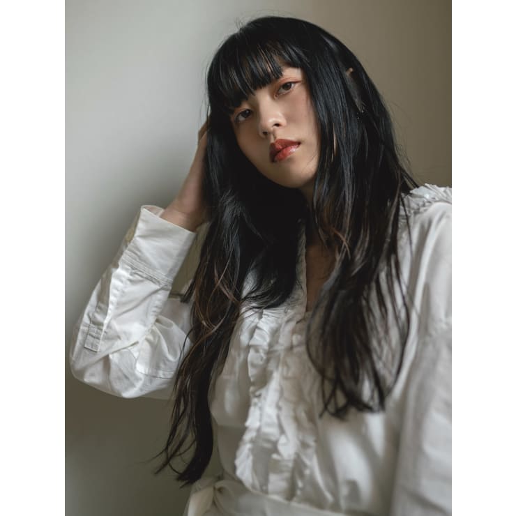 Emu井上信洋 顔まわりレイヤーでおしゃれロング エミュ Emu 表参道 青山 Emu エミュ のヘアスタイル 美容院 美容室を予約するなら楽天ビューティ