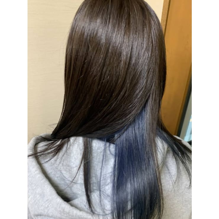 ネイビーブルー インナーカラー アッシュ ダークブラウン Carrefour カルフール のヘアスタイル 美容院 美容室を予約するなら楽天ビューティ