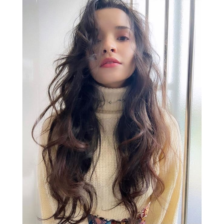 顔まわりレイヤーのふわふわロング Mimi ミミ のヘアスタイル 美容院 美容室を予約するなら楽天ビューティ