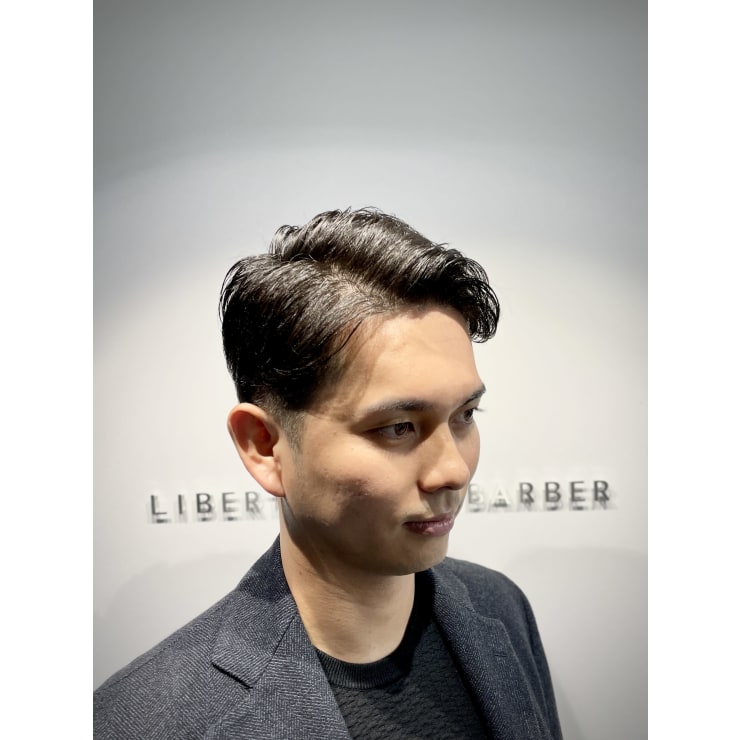 王道アップバングツーブロックビジネスメンズカット 銀座理容室 シェアサロン Liberty Share Barber 銀座 リバティ シェア バーバー のヘアスタイル 美容院 美容室を予約するなら楽天ビューティ