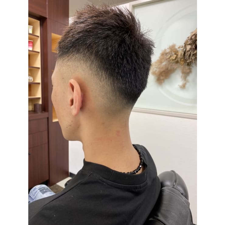 メンズフェードカット アシンメトリーヘア ソフトモヒカン調 En Favorite Hair エン フェイバリットヘアー のヘアスタイル 美容院 美容室を予約するなら楽天ビューティ
