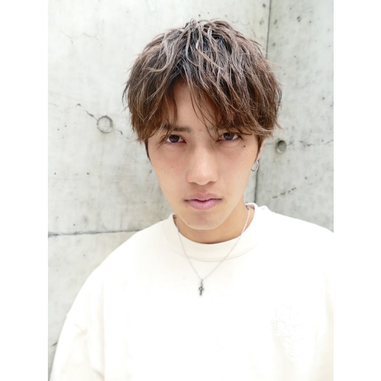 ナチュラルセンターパート 無造作パーマ アッシュブラウン Men S Hair Tokyo 原宿 メンズヘア トーキョー ハラジュク のヘアスタイル 美容院 美容室を予約するなら楽天ビューティ