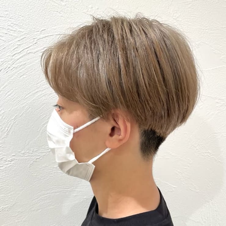 旬な髪色のベージュとセンターパート Ash 仙川店 アッシュセンガワテン のヘアスタイル 美容院 美容室を予約するなら楽天ビューティ