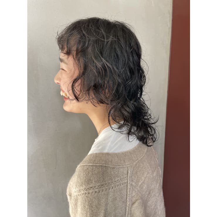 ミディアムウルフパーマ Anti Ours アンティウルス のヘアスタイル 美容院 美容室を予約するなら楽天ビューティ