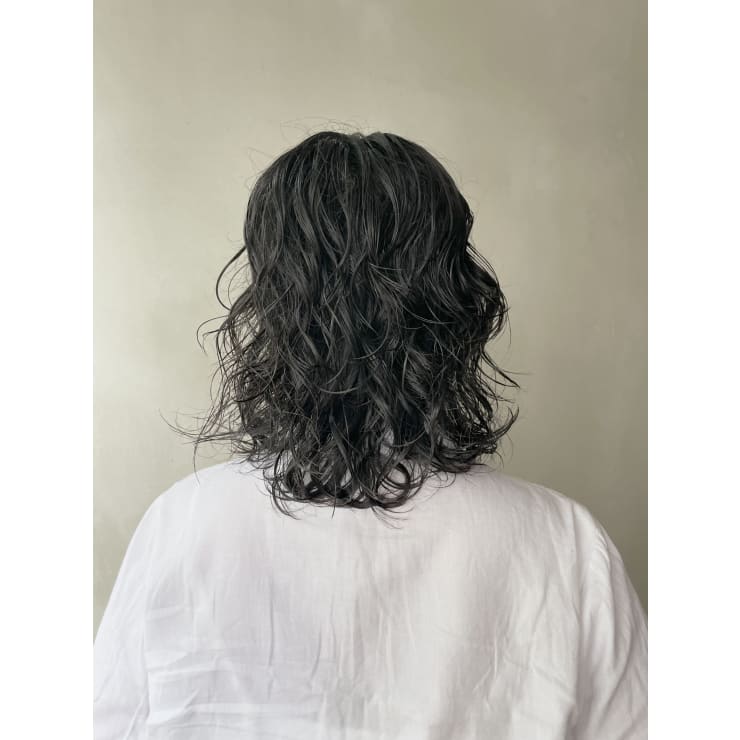 ミディアムウェーブパーマ Anti Ours アンティウルス のヘアスタイル 美容院 美容室を予約するなら楽天ビューティ