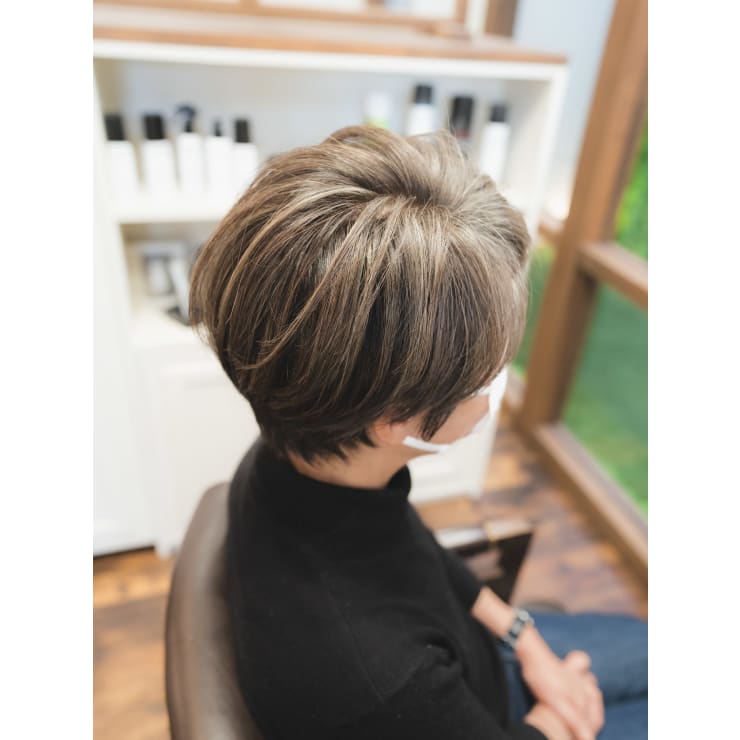 ショートカットに白髪率７０ の白髪ぼかしハイライトカラー Stella Premium Hair ステラ プレミアムヘアー のヘアスタイル 美容院 美容室を予約するなら楽天ビューティ