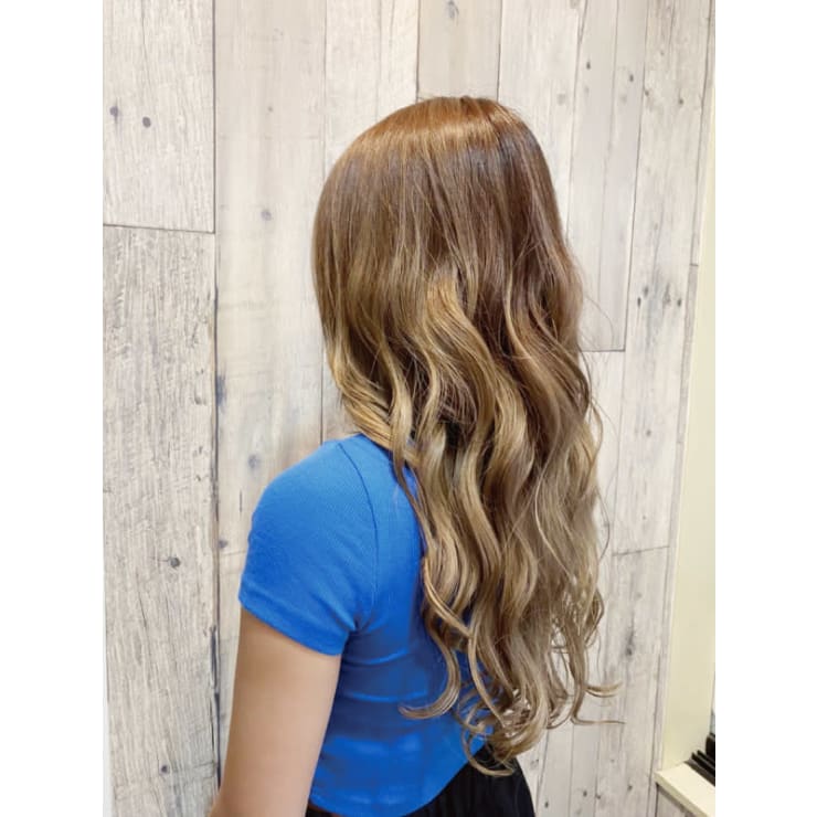 ダブルカラー 外国人風 ヘアカラー コテ巻き ケアブリーチ Lohas ロハス のヘアスタイル 美容院 美容室を予約するなら楽天ビューティ