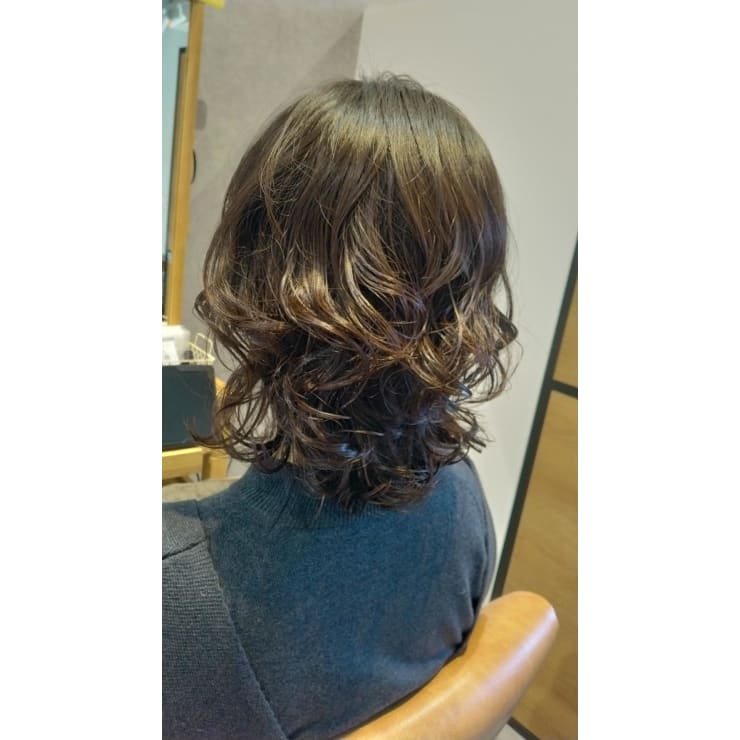 ミディアム レイヤー パーマスタイル 半個室型美容室 Sourire 西新店 ハンコシツガタビヨウシツ スーリール ニシジンテン のヘアスタイル 美容院 美容室を予約するなら楽天ビューティ