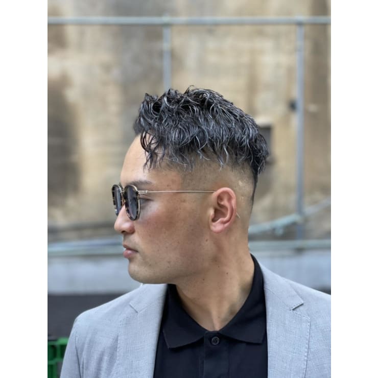 メンズ ホワイトシルバーメッシュハイライト ツイスパ ドルクス日本橋 ドルクス ニホンバシ のヘアスタイル 美容院 美容室を予約するなら楽天ビューティ