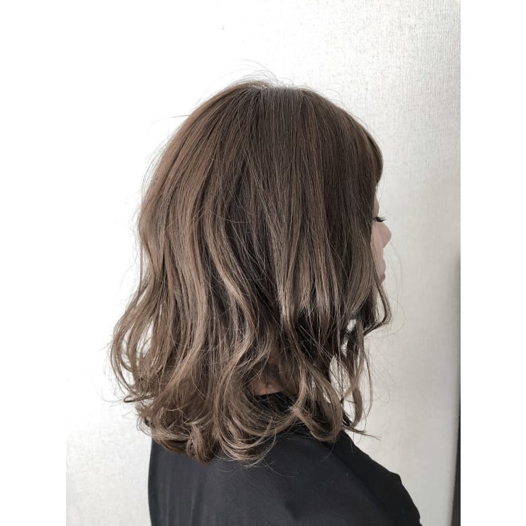 ゆるウェーブミディアムスタイ Les Mains De L Amour レマンドラムール のヘアスタイル 美容院 美容室を予約するなら楽天ビューティ