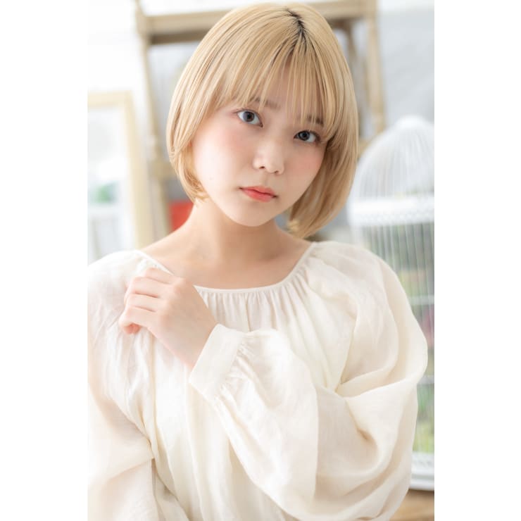 外国人風大人かわいい前下がり小顔金髪ボブ ホワイトブリーチ