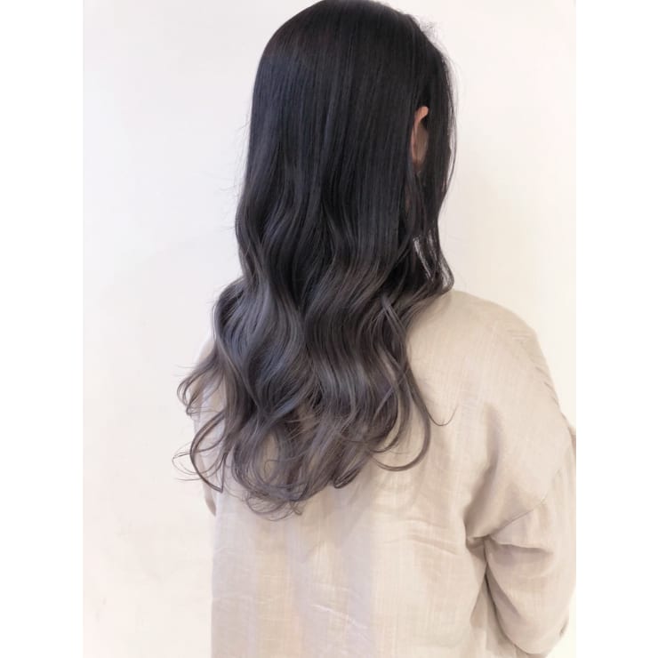 黒髪からシルバー グラデーションカラー Amble Luxe 吉祥寺 アンブルリュクス キチジョウジ のヘアスタイル 美容院 美容室を予約するなら楽天ビューティ