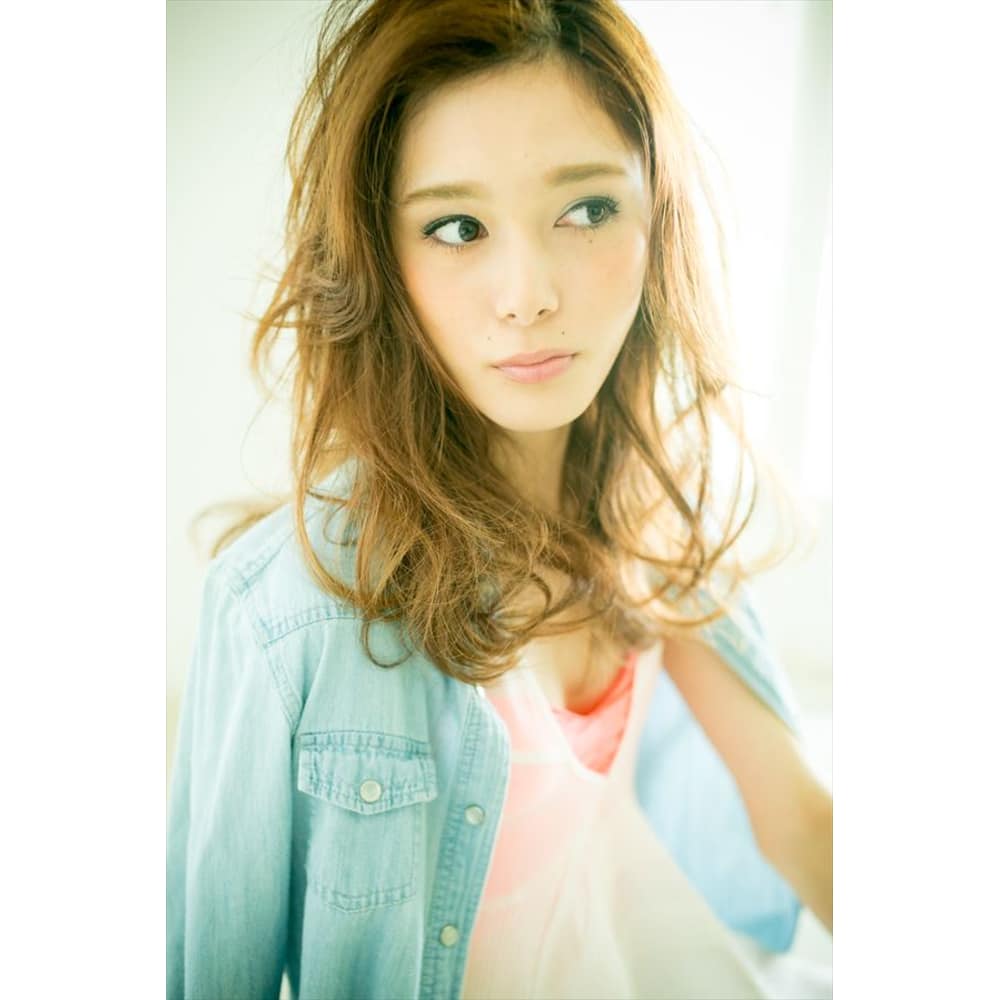藤井リナ風 リゾートロング 汐風になびくネオサーフスタイル Minx 原宿店 ミンクス ハラジュクテン のヘアスタイル 美容院 美容室を予約するなら楽天ビューティ