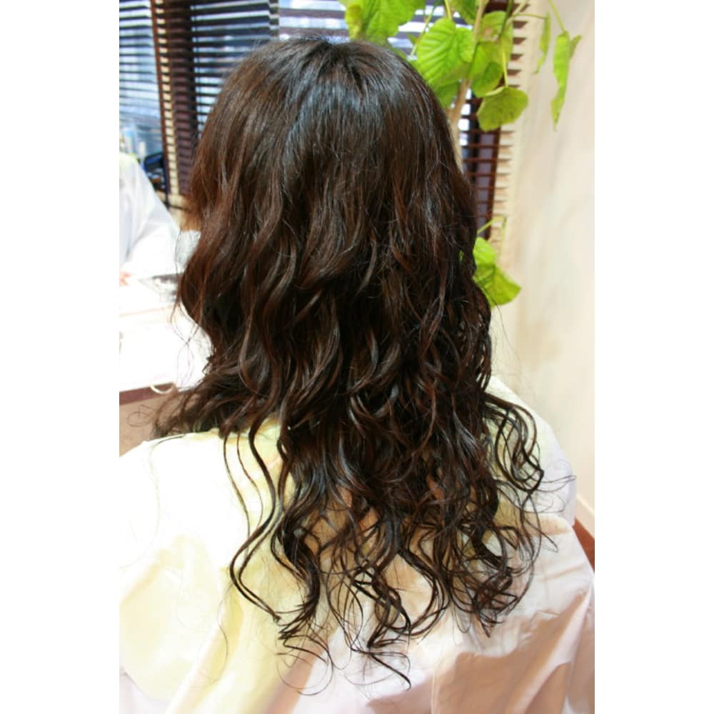 京都 黒髪ロングヘアにモテ髪ウェーブ エアウェーブ Hair Qril ヘア クリル のヘアスタイル 美容院 美容室を予約するなら楽天ビューティ