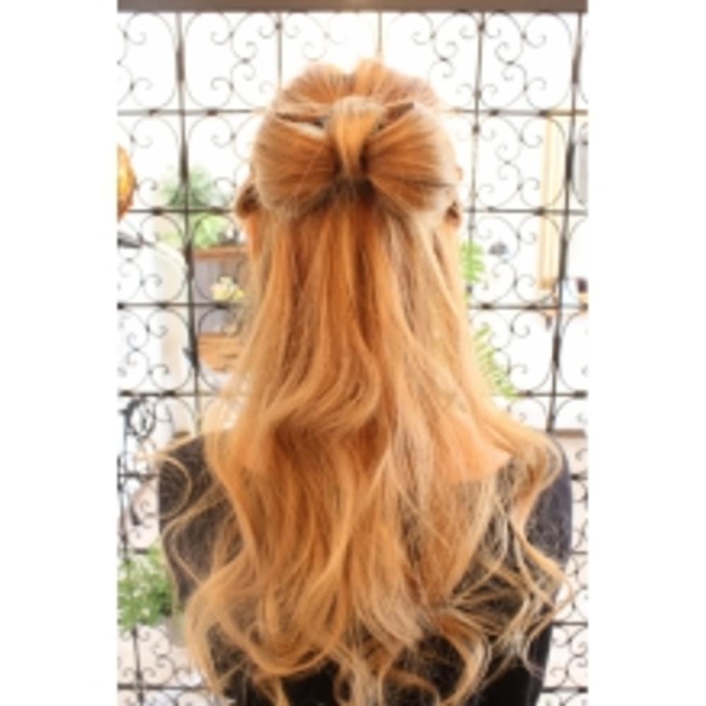 フィッシュボーン編み込みリボンハーフアップ Arju アージュ のヘアスタイル 美容院 美容室を予約するなら楽天ビューティ