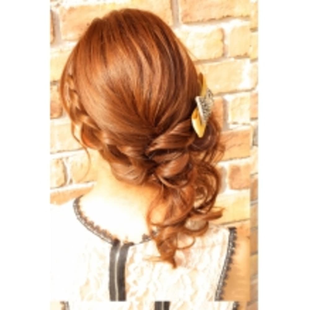 ３６０度可愛い 編み込み 結婚式 ２次会アップスタイル Broto ブロット のヘアスタイル 美容院 美容室を予約するなら楽天ビューティ