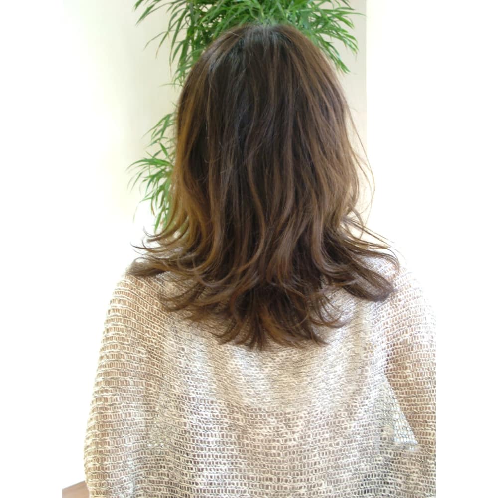 セミロングレイヤー Calme Hair カルムヘアー のヘアスタイル 美容院 美容室を予約するなら楽天ビューティ