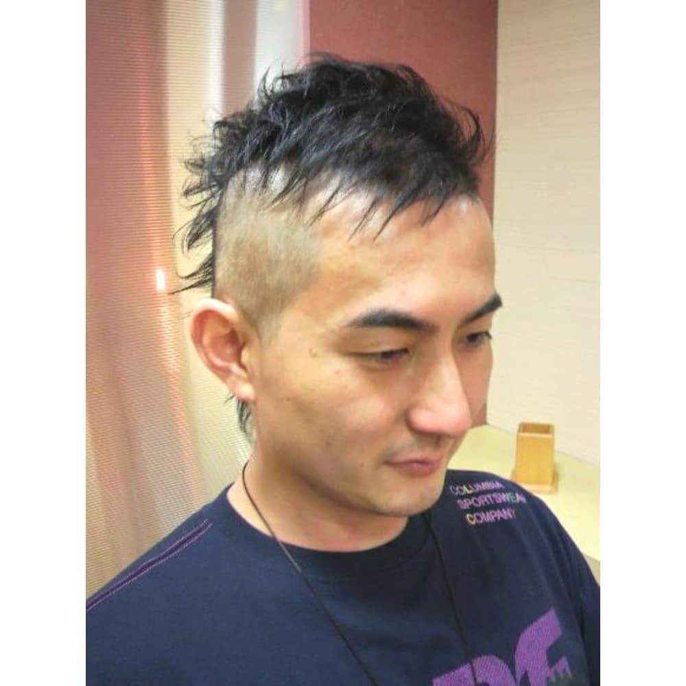 アシメモヒカン Amplug アンプラグ のヘアスタイル 美容院 美容室