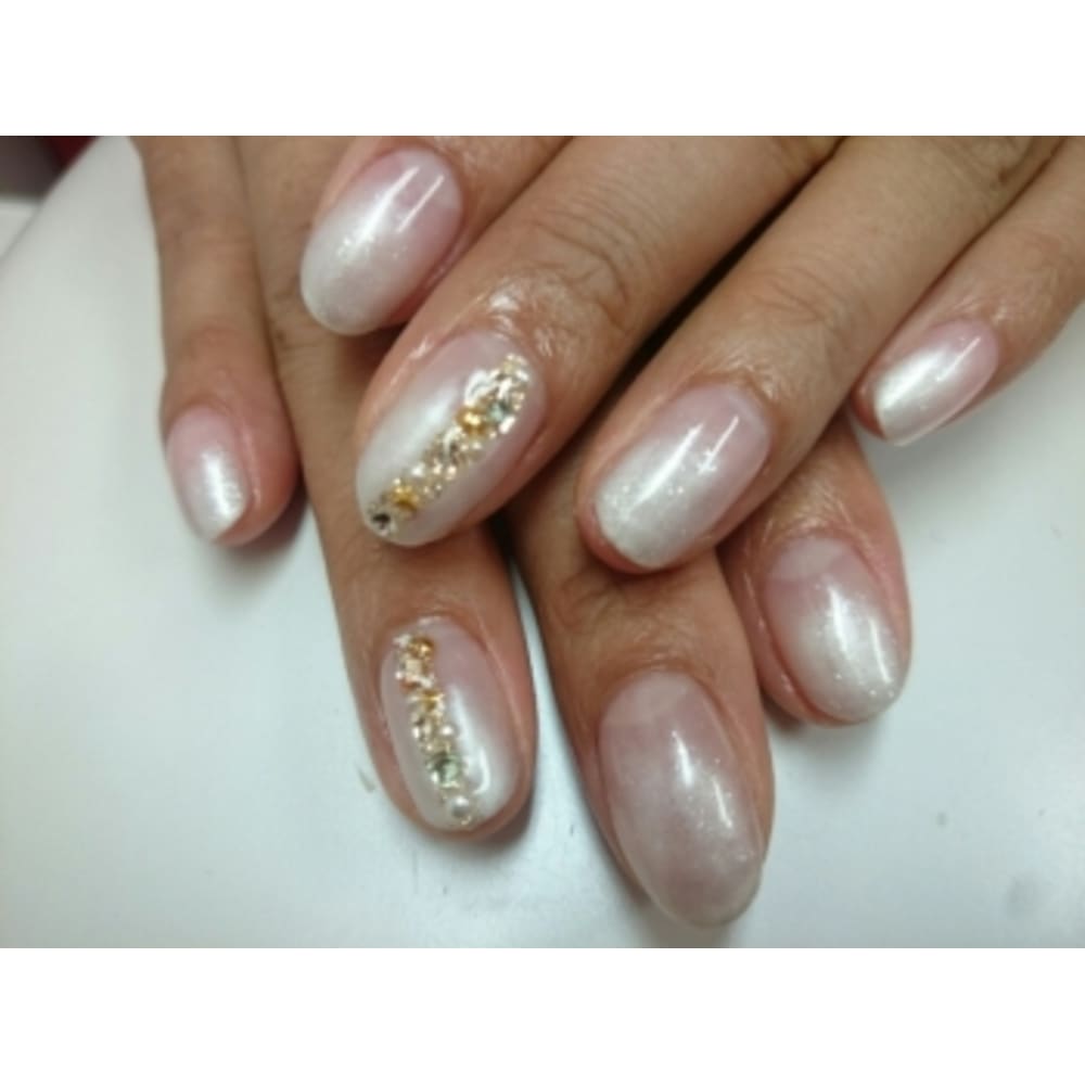 パールホワイトグラデーション Nail Salon Coco ココ のネイルデザイン ネイル まつげサロンを予約するなら楽天ビューティ