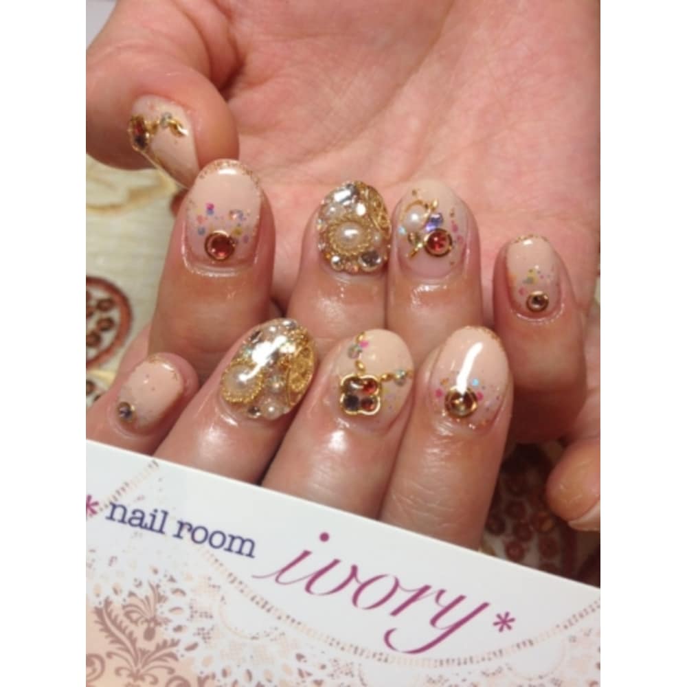 ピンクベージュのグラデーションキラキラネイル Nail Room Ivory