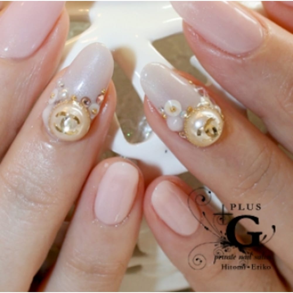 パールパーツのお出かけネイル Plusg プラスジー のネイルデザイン ネイル まつげサロンを予約するなら楽天ビューティ
