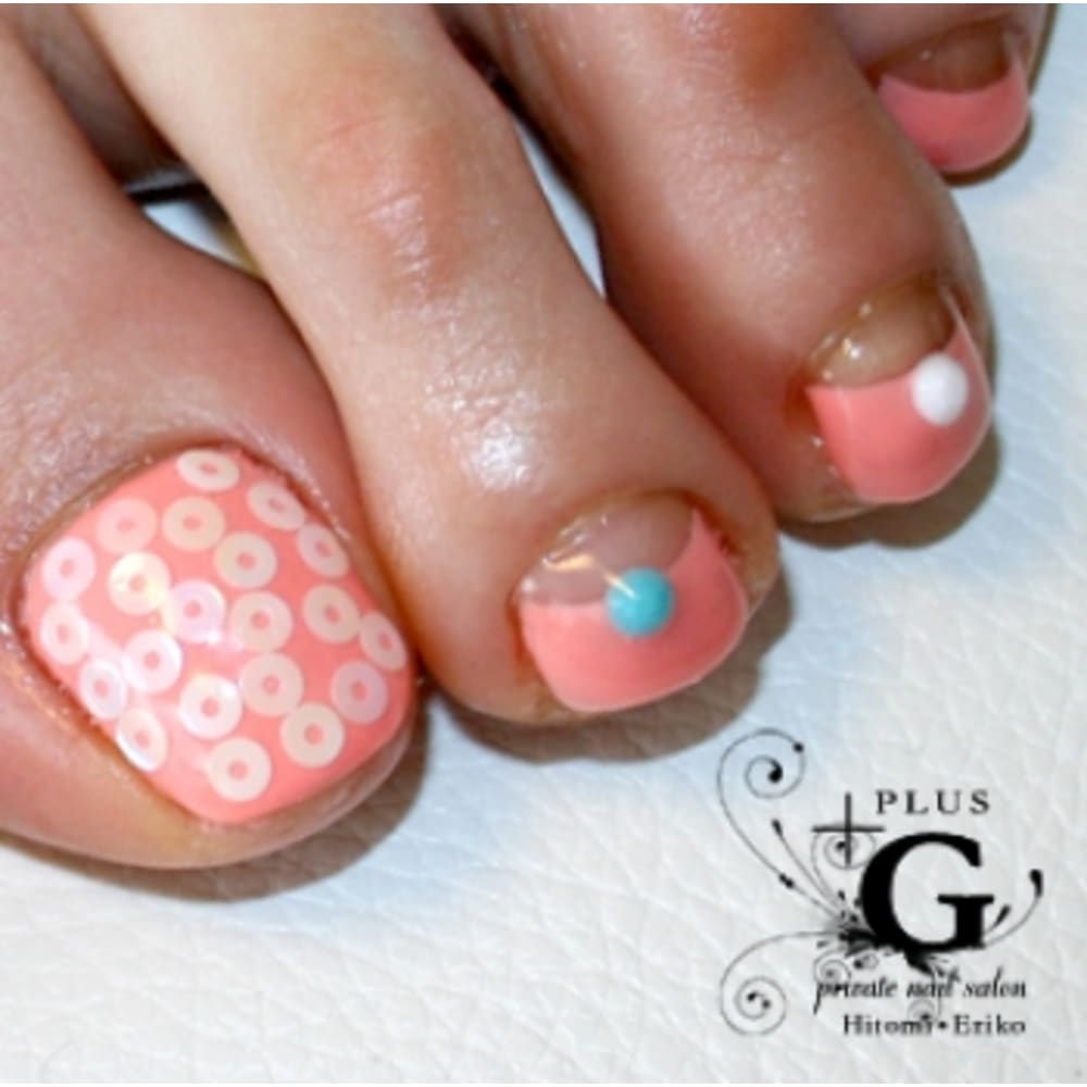 ホワイトホロのガーリーフレンチフットネイル Plusg プラスジー の