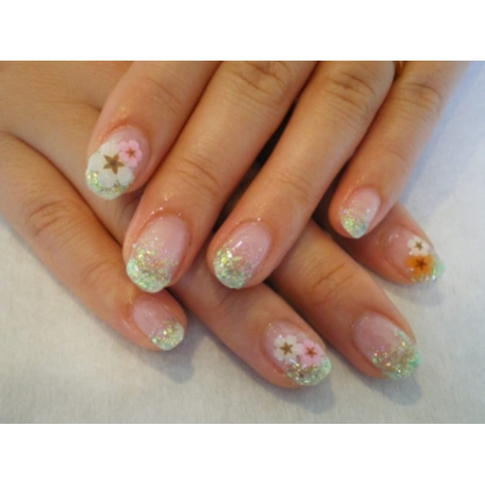 グリーンラメ2色mix花アートnail Nail Salon Shandi ネイルサロンシャンディ のネイルデザイン ネイル まつげサロンを予約するなら楽天ビューティ