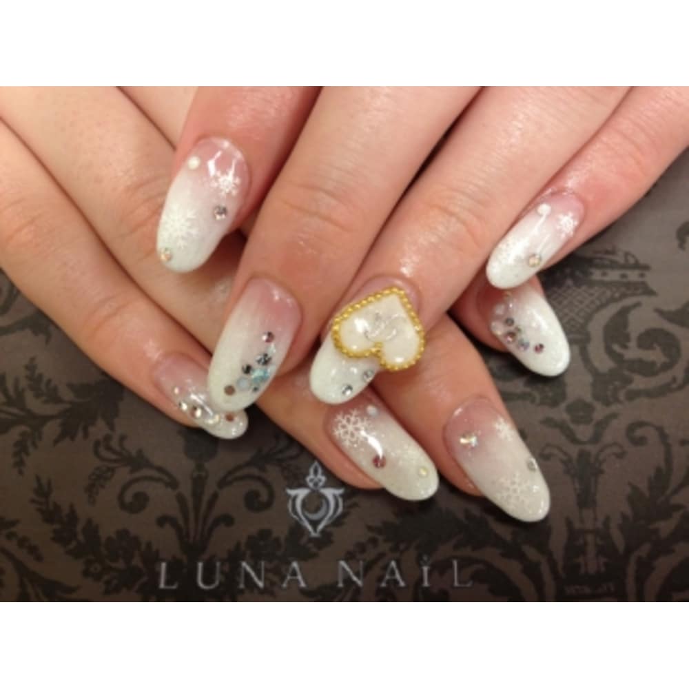 白グラデーション ハートパーツ Luna Nail ルナネイル のネイルデザイン ネイル まつげサロンを予約するなら楽天ビューティ