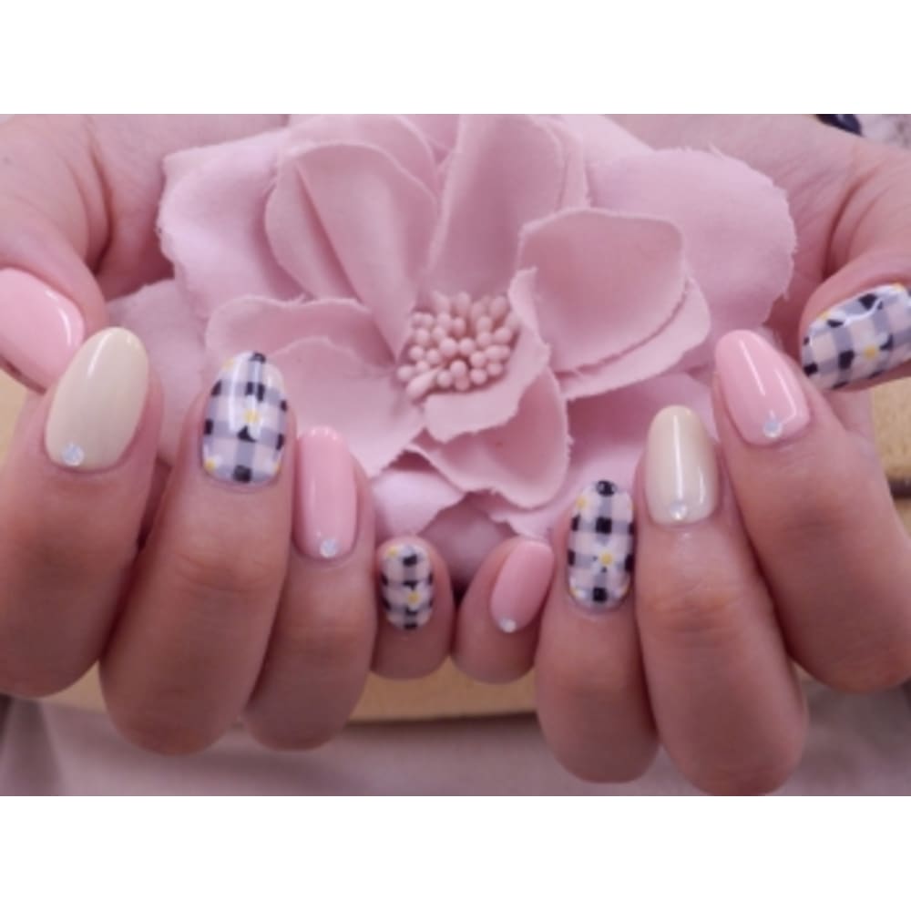 ギンガムチェック キュートなお花ネイル Luna Nail ルナネイル のネイルデザイン ネイル まつげサロンを予約するなら楽天ビューティ