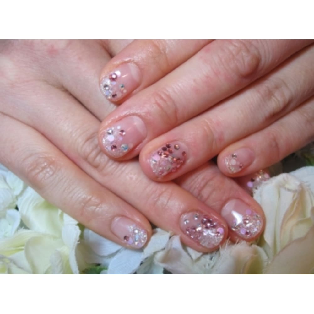 キラキラりぼんネイル Luce ルーチェ のネイルデザイン ネイル まつげサロンを予約するなら楽天ビューティ