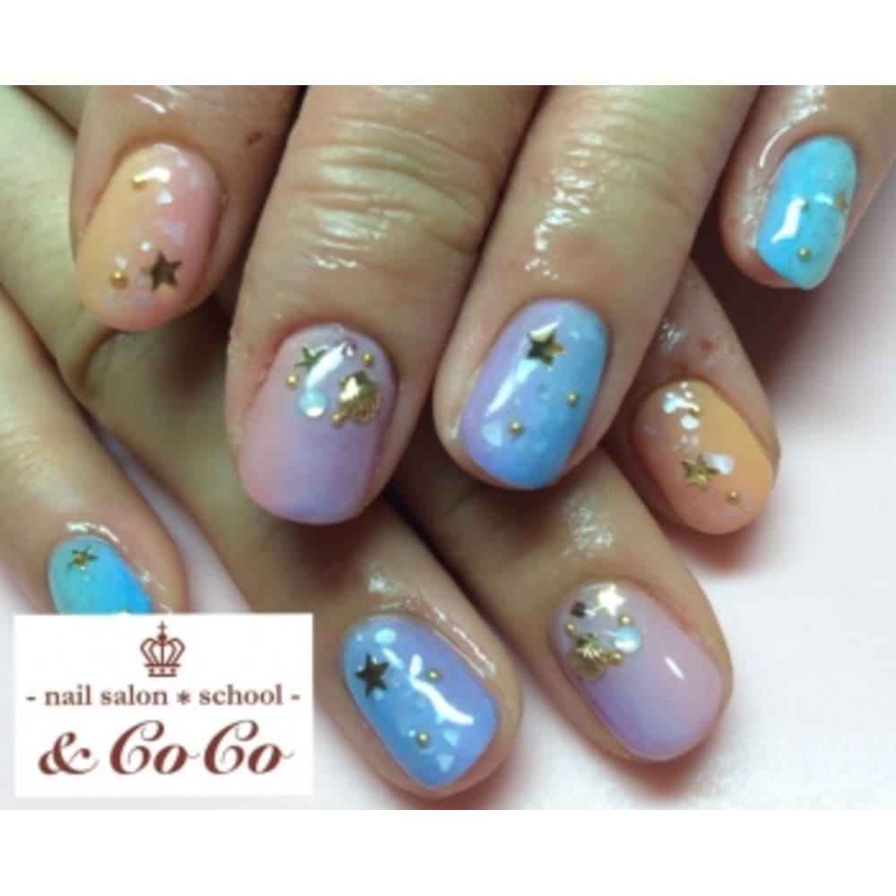 カラフルグラデ サマーデザイン Nailsalon School Coco ネイルサロンスクールアンドココ のネイルデザイン ネイル まつげサロンを予約するなら楽天ビューティ